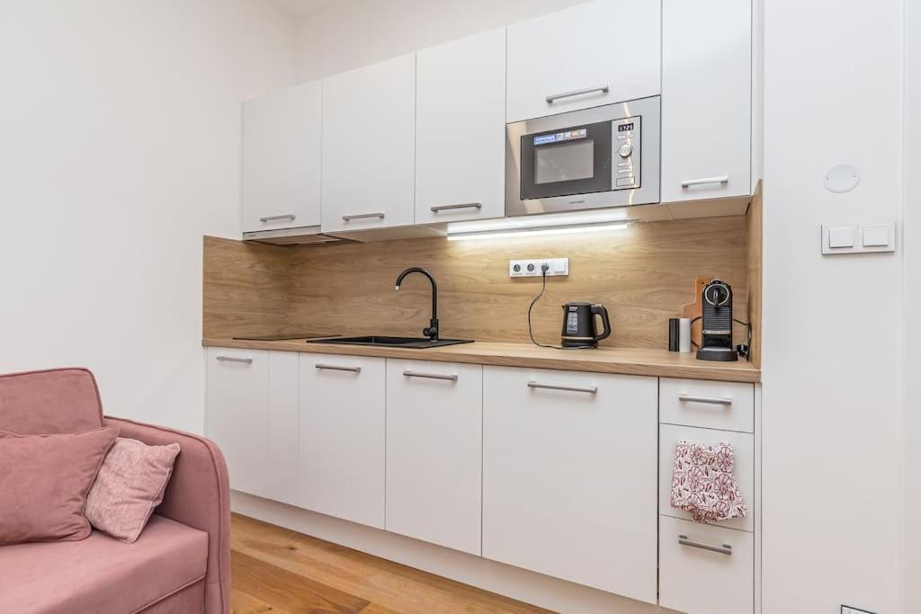 Cozy Quiet New Apartment In Karlin Square — Photos 2